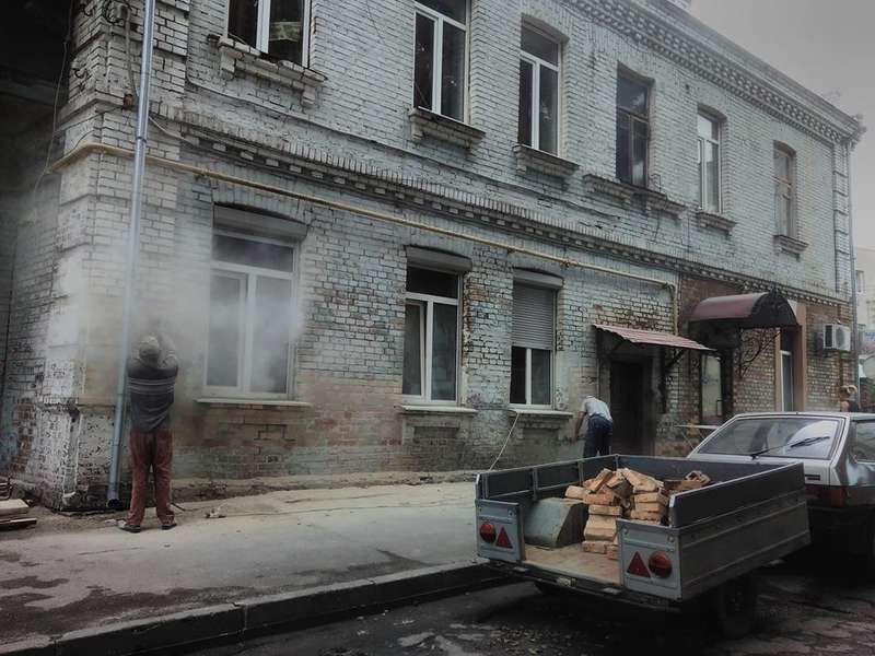 У Луцьку руйнують старовинний будинок (фото) 