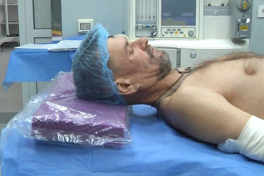 Потрійна операція: у Волинській обласній лікарні військовослужбовцю врятували руку (фото, відео)