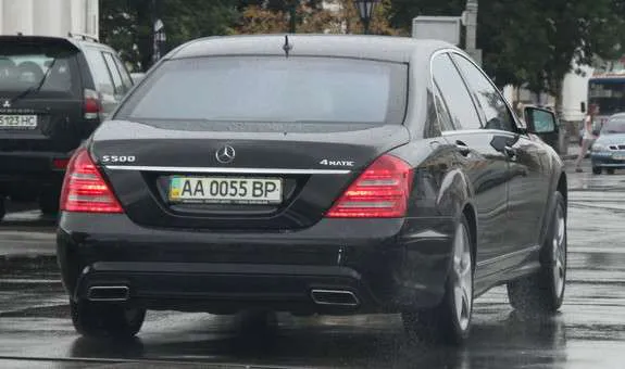 Відтепер власники авто купуватимуть номерні знаки самостійно