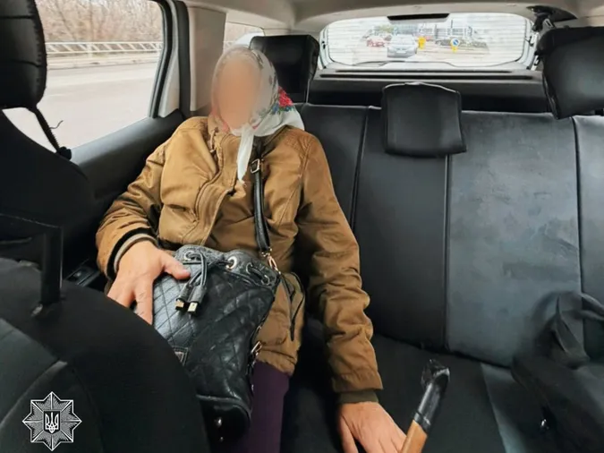 Приїхала до банку і не змогла повернутись додому: волинські поліцейські допомогли бабусі