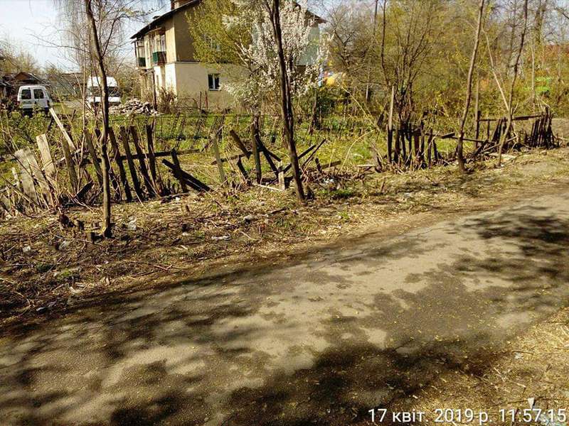 Муніципали демонтували в Луцьку занедбані паркани (фото)