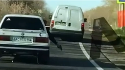 У Луцьку пасажир BMW їхав з пістолетом в руці (відео)