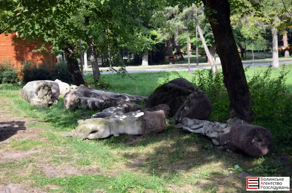 У центральному парку Луцька реставрують скульптури Голованя 