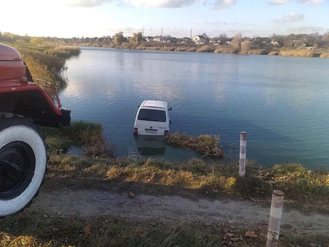 У Нововолинську в озеро злетів бус
