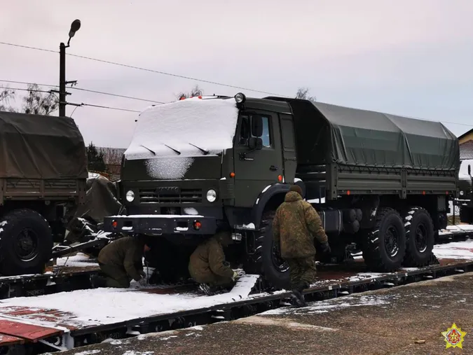 До Білорусі прибув новий ешелон із російською технікою (фото, відео)