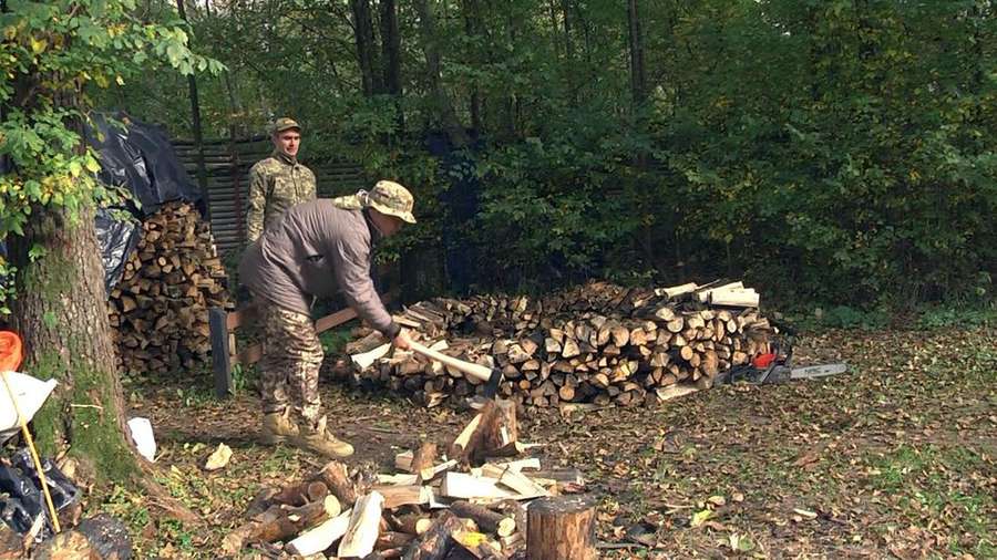 Військові рубають дрова та готуються до зими.