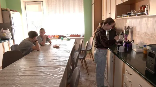 У побуті діти вправляються самі та допомагають Галині