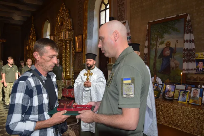 У Луцьку родини загиблих прикордонників отримали відзнаки захисників (фото)