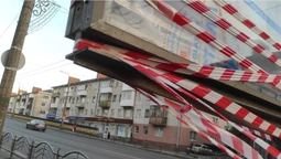 У Луцьку встановили небезпечні рекламні конструкції (фото)