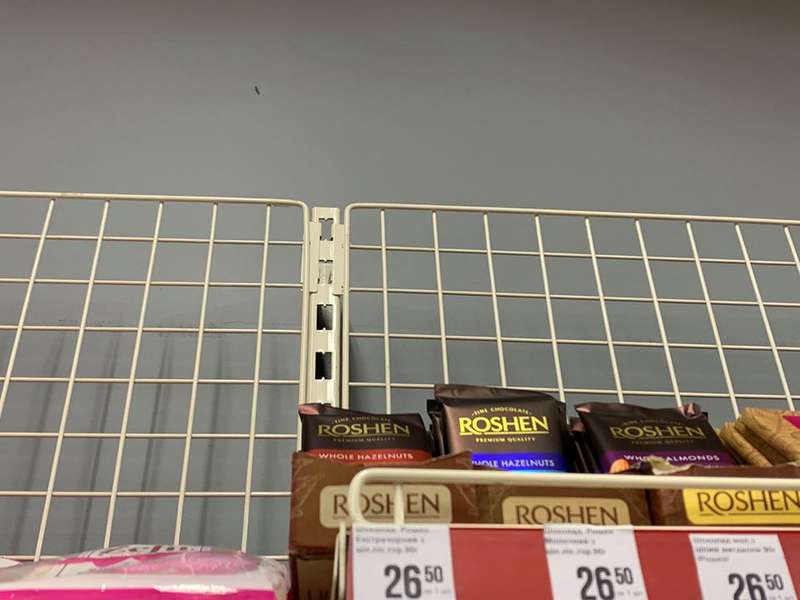 У супермаркеті «Салют» у Луцьку живуть кокони у цукерках (фото)