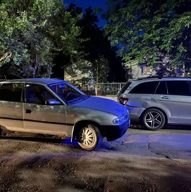 У Луцьку п'яний на «опелі» протаранив припаркований «мерс» (фото)