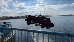 Автомобіль, піднятий з річки в Ковелі, – крадений: водолази обстежують дно (фото)