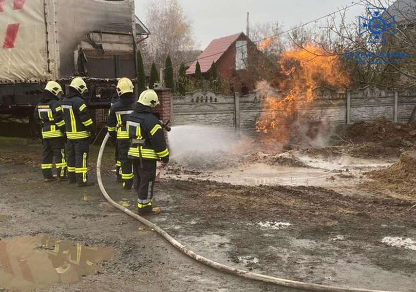 Горіли газопровід та вантажівка: у Рованцях – пожежа (фото, відео, оновлено)