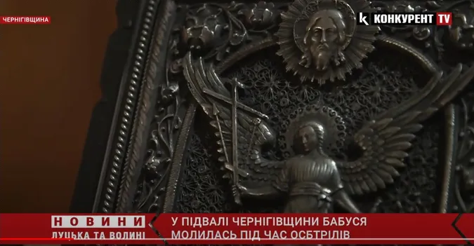 Старенька бабуся молилась у підвалі під час гучних обстрілів (відео)