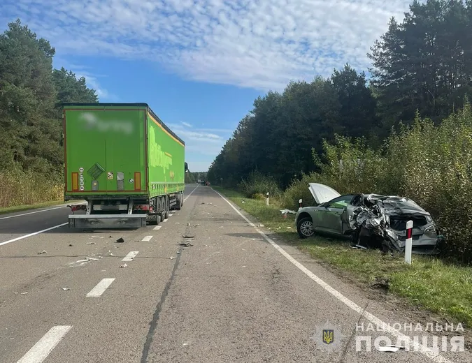 На Волині фура розтрощила легковик – є травмовані (фото)