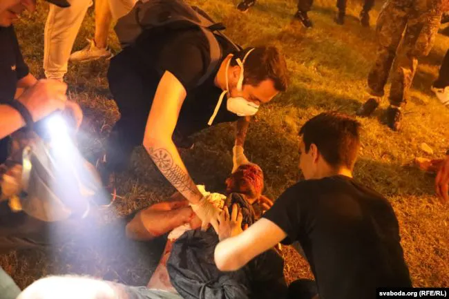 Натовп, кров, дим: протест у Білорусі (фото 18+)