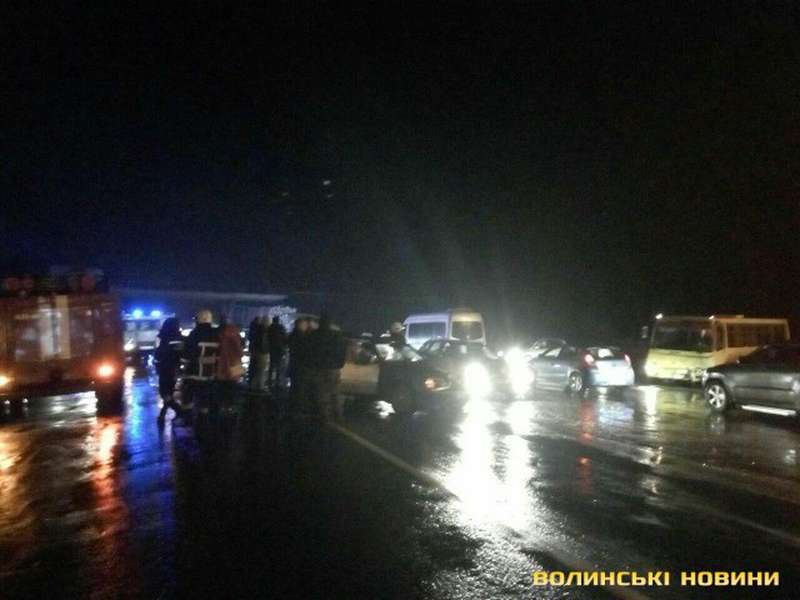 Масштабна ДТП під Луцьком: загинули таксист і пасажирка, її доньку госпіталізували (фото)