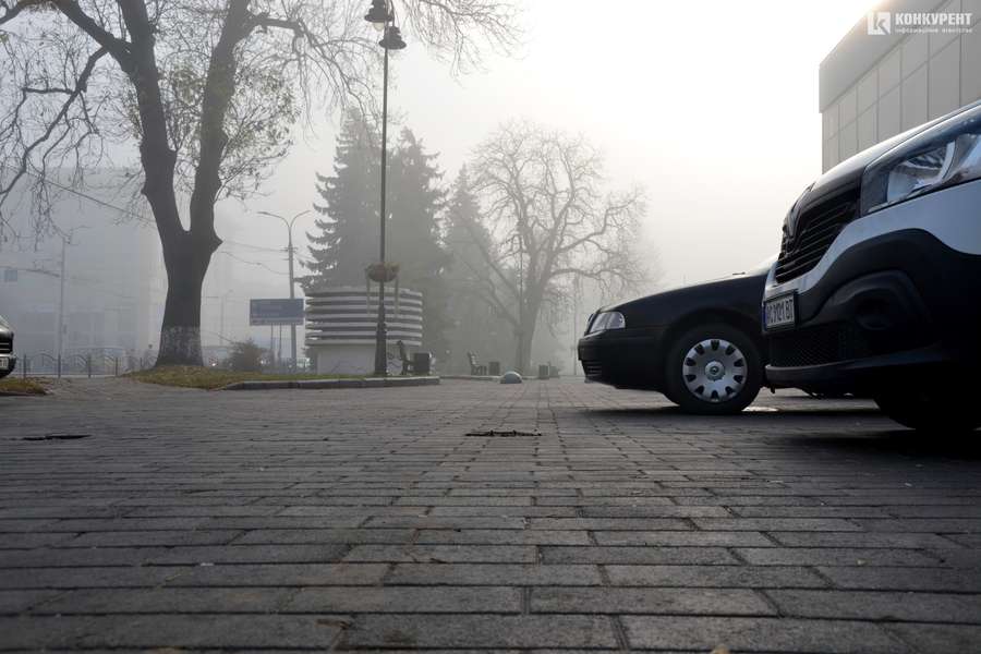 Ранковий Луцьк у тумані (фото)