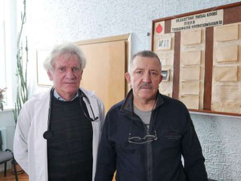 Василь Труш (справа)  з професором Ігорем Кобзою, який його оперував><span class=