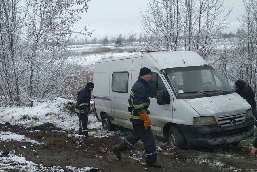 На Волині рятувальники витягнули два автомобілі з кюветів (фото)