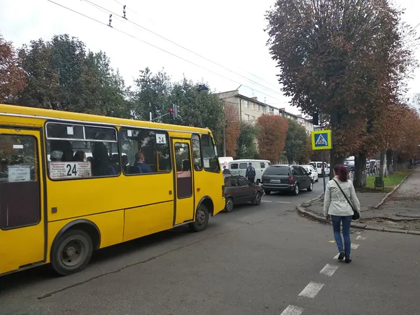Луцьк стоїть у заторах: ремонтують дорогу (фото, відео)