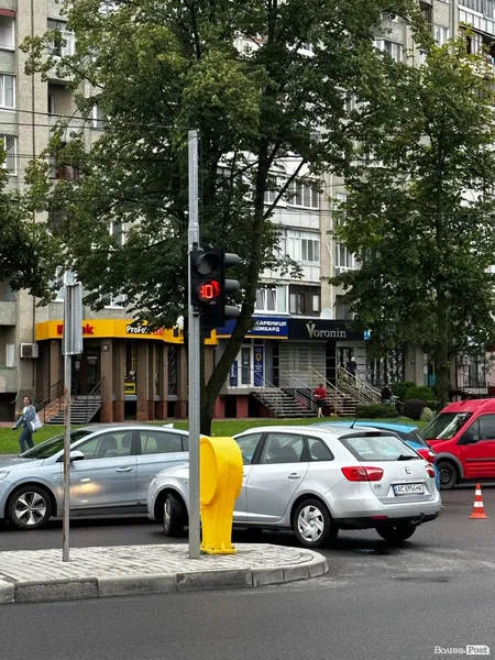 Утворився затор: у Луцьку – ДТП на Соборності (фото)
