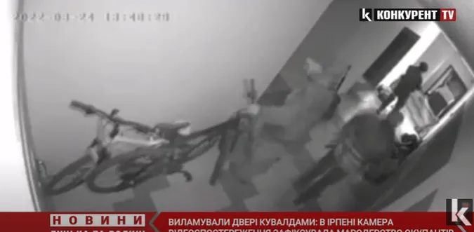 Виламували кувалдами двері: показали, як рашисти мародерили в Ірпені (відео)
