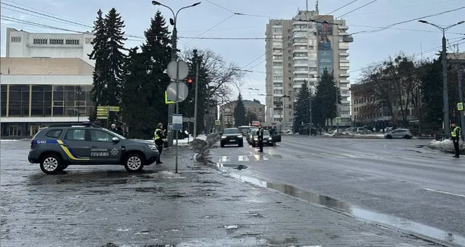 У Луцьку патрульні перекривають рух транспорту під час хвилини мовчання