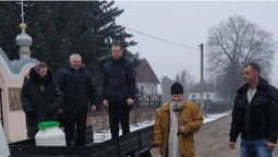 У селі на Волині священник освятив водою вулиці (фото)