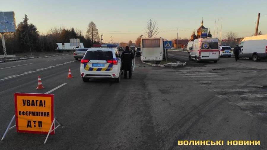 У Луцьку – ДТП з постраждалими: зіштовхнулись леговик та пасажирський автобус (фото)