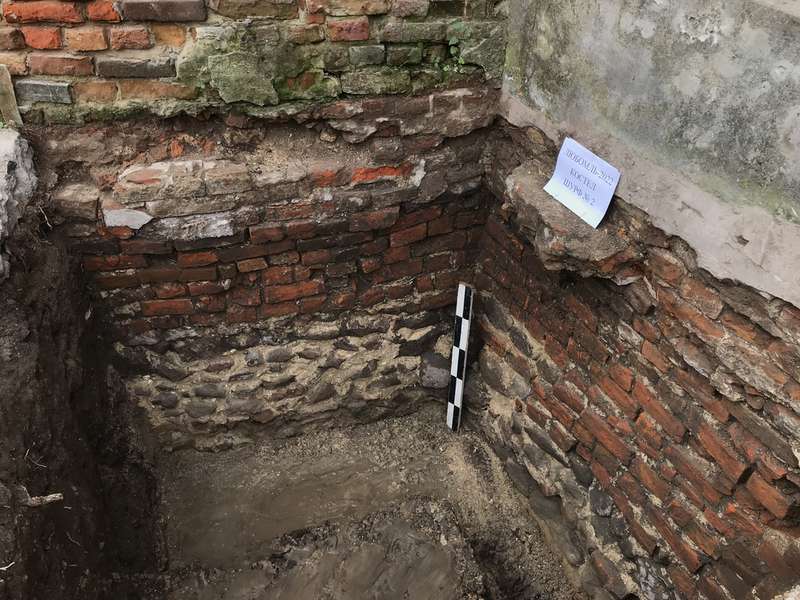 Волинські археологи виявили затоплені підземелля під костелом у Любомлі (фото)