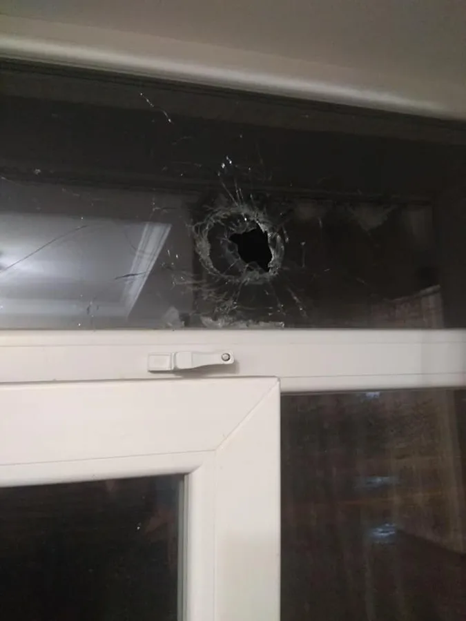 Злякані діти й понівечені речі: у вікно волинянки влучили сигнальною ракетою