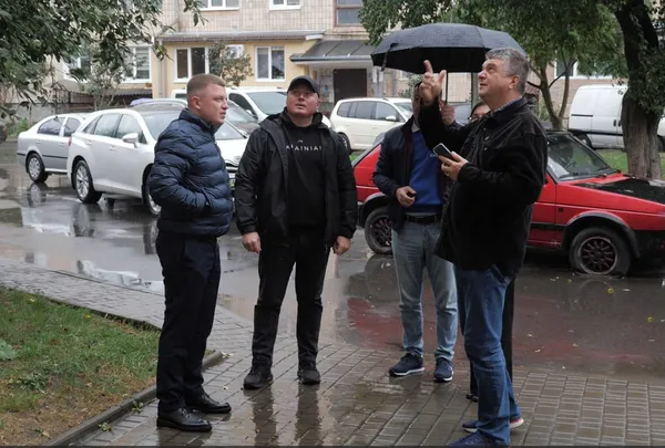 У Луцьку почали замінювати вікна у будинках, що постраждали від атаки рф (відео)