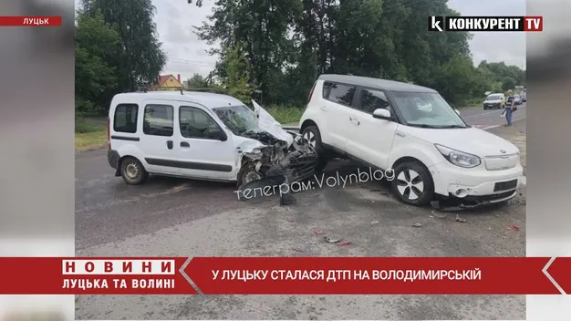 Відірвало причеп: у Луцьку «рено» протаранив лавету (фото, відео)