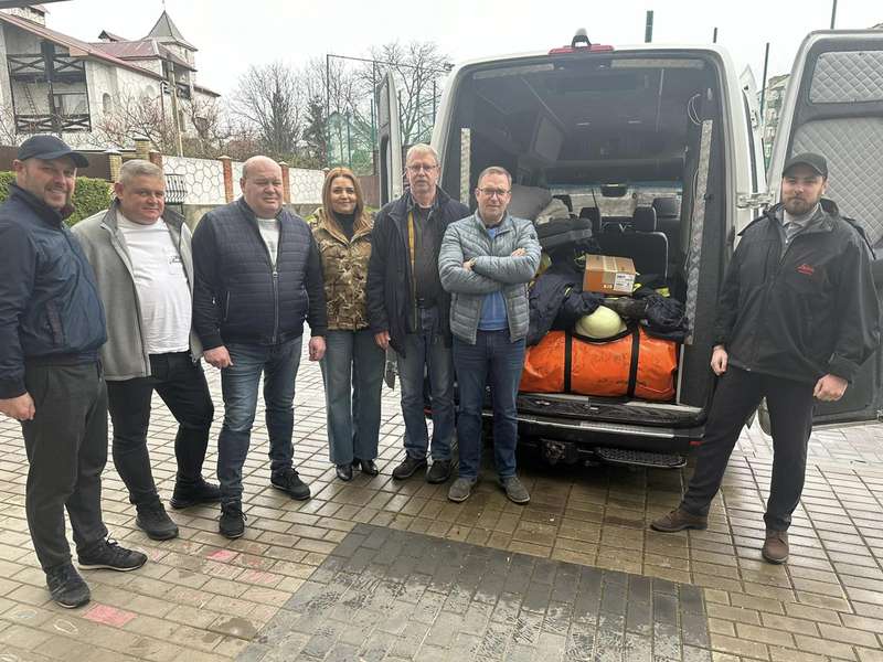 Спецодяг для рятувальників та турнікети: німецькі благодійники привезли допомогу до Луцька