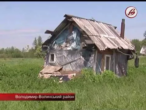 На Волині чоловік посеред поля звів хатину із непотребу 