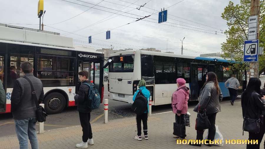 Біля «Там Таму» у Луцьку «рогатий»  протаранив автобус (фото)