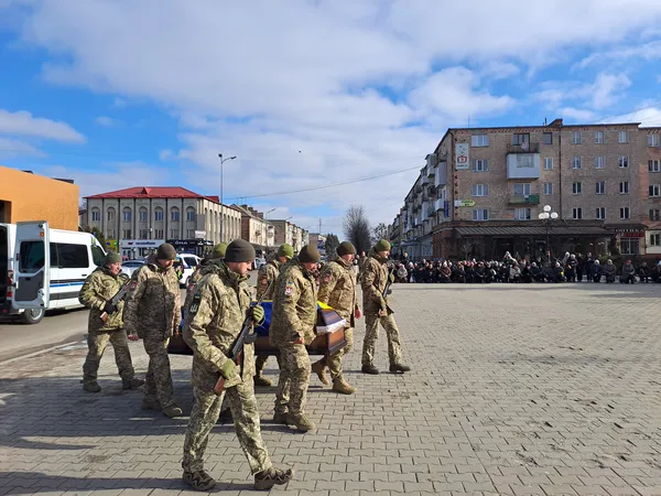 Мріяв показати доньці мирний Київ: у Ковелі поховали Героя Василя Оришкевича (фото)