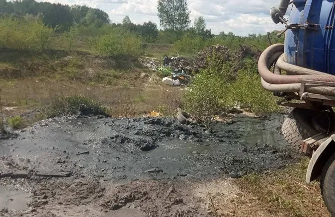 На Ковельщині нечистоти зливали прямо на землю (фото)