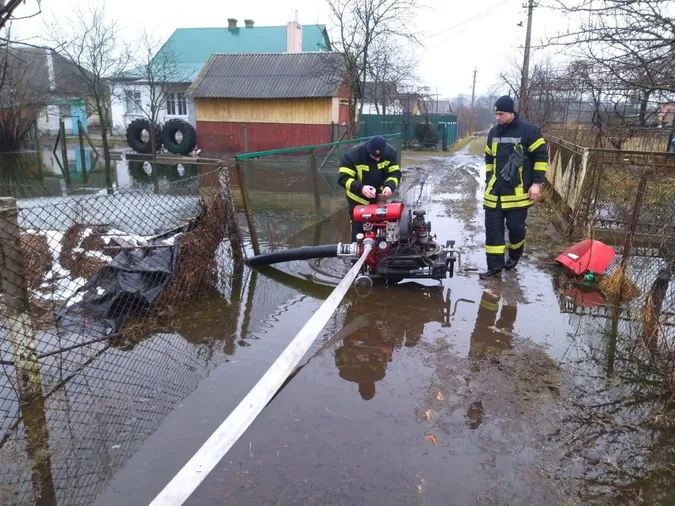 Море води: волинські рятувальники відкачують воду з присадибних ділянок