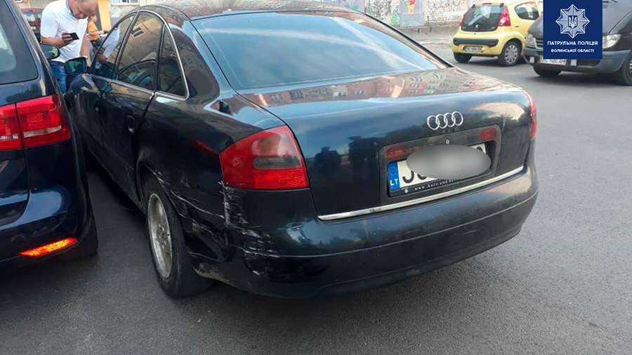 Пошкодив п'ять автівок і хотів утекти: в Луцьку зловили п'яного водія (фото)