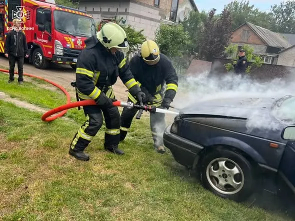 У Володимирі посеред вулиці загорівся легковик (фото)