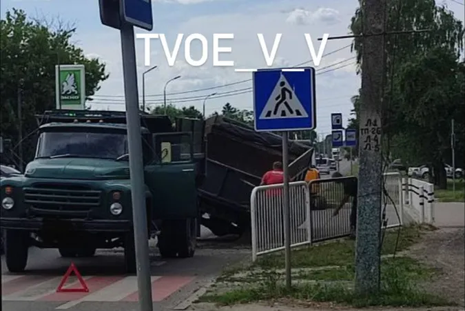 У Володимирі серед дороги у вантажівки відвалились колеса (фото)