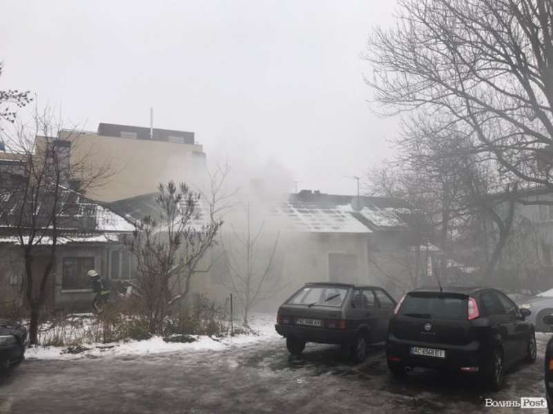 У центрі Луцька – пожежа біля міськради (фото, відео)