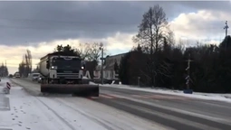На боротьбу зі «сніговою кашею» на Волині кинули 55 спецмашин (відео)