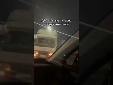 У Луцьку таксі в'їхало в поліцейське авто (відео)