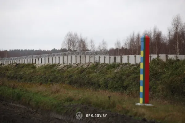 Білоруси показали, як Україна відгородилася від них парканом на кордоні з Волинню