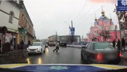 У Ковелі чоловік перед патрульними перебіг дорогу – його наздогнали й покарали (відео)