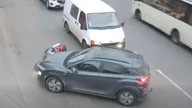 ДТП на повороті: у Луцьку водій Hyundai збив мотоцикліста (відео)
