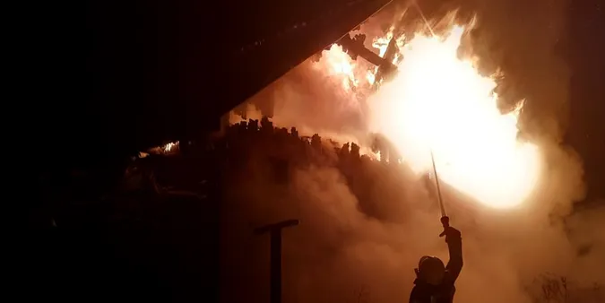 На Волині вночі горіла дерев'яна хата (фото)